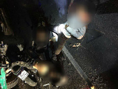 Xe máy tông ô tô đang dừng bên đường ở Quảng Trị, 4 học sinh chết thảm