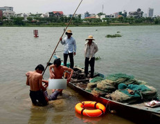 2 bảo vệ lao xuống dòng nước chảy xiết cứu nam thanh niên nhảy cầu tự tử