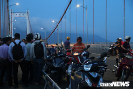 Đang ngồi nói chuyện với vợ sắp cưới trên cầu, nam thanh niên bất ngờ nhảy sông tự tử