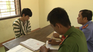 9X say rượu, phê 'cỏ Mỹ' vác dao chém công an bị thương