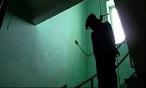 Chủ quán cà phê chết trong tư thế treo cổ trong ngôi nhà bị khoá trái