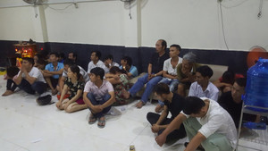Đột kích sòng xóc đĩa lúc nửa đêm, bắt 25 con bạc