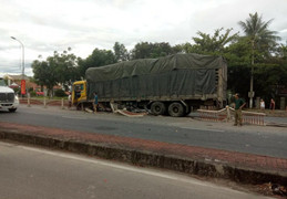 Sau tiếng nổ, xe tải 'cày' nát hơn 20 mét dải phân cách