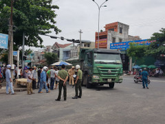 Bị xe ben đâm từ phía sau, cụ ông 93 tuổi đi xe đạp chết thương tâm