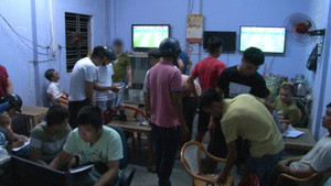 Theo chân công an triệt phá ổ cá độ bóng đá mùa World Cup ở Huế