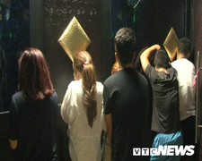 Thuê nhà nghỉ để thác loạn, 27 thiếu niên bị bắt quả tang