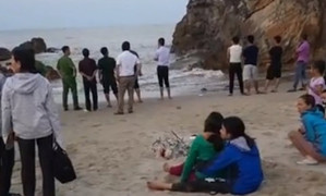 Rủ nhau đi tắm biển, nam thanh niên bị sóng cuốn mất tích
