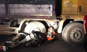 2 xe máy tông vào xe tải đang quay đầu: 3 thanh niên ở Quảng Trị thương vong