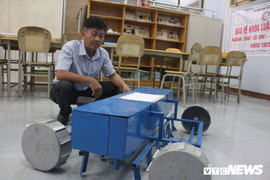 Nhóm sinh viên Huế sáng chế máy tự động xới đất, gieo lạc