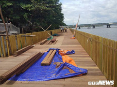 Sàn gỗ lim cầu đi bộ siêu sang ở Huế rạn nứt: Quy trình kiểm duyệt gỗ ra sao?