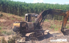 Máy xúc cháy trơ khung nghi bị đốt trong rừng ở Quảng Trị