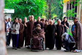 Thiền sư Thích Nhất Hạnh thiền hành cùng phật tử sau nhiều ngày tịnh dưỡng trong phòng