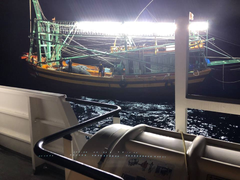 Cứu 7 ngư dân gặp nạn trên đường biên giới biển