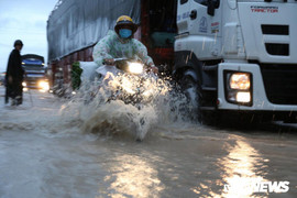 Bão số 9 đi qua, Khánh Hoà chìm trong biển nước, người dân rơi vào cảnh màn trời chiếu đất