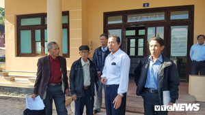 Dân kéo đến kỳ họp HĐND tỉnh Thừa Thiên - Huế đòi xử lý cán bộ tiêu cực