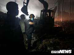 Phó Giám đốc Công an Thừa Thiên - Huế cùng nhiều chiến sỹ liều mình xông vào dập lửa nhà máy giấy