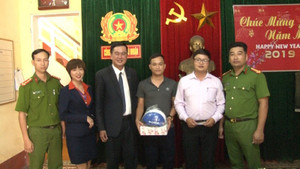 Công an tìm ra người bỏ quên 10 triệu đồng ở cây ATM