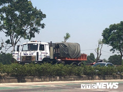 Video: Xe dán logo điện lực chở người trên thùng, đi kiểu 'rắn trườn' trên Quốc lộ 1A