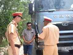 Chở hàng quá tải còn hống hách đe dọa CSGT, tài xế ô tô bị phạt 18 triệu đồng