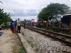 Qua đường ngang không gác chắn, người đàn ông bị tàu hỏa kéo lê hơn trăm mét