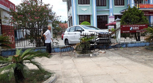 Ô tô húc đổ tường rào ngân hàng Agribank, nhiều người rút tiền tháo chạy