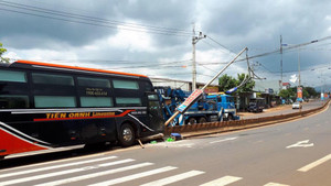 Xe nổ lốp tông gãy 2 cột đèn, doanh nghiệp bị bắt bồi thường gần 120 triệu đồng