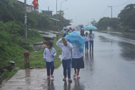 Không biết hoãn khai giảng, học sinh vùng lũ Quảng Trị đội mưa đến trường