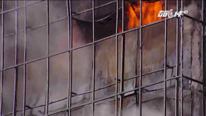 Vừa bị đình chỉ hoạt động, xưởng tái chế lốp xe bốc cháy dữ dội ở Hòa Bình