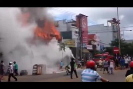 Video: Ba cửa hàng bốc cháy dữ dội lúc giữa trưa