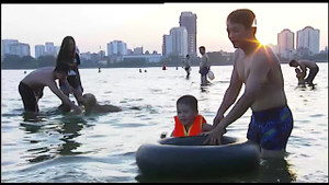 Hà Nội: Nguy hiểm rình rập quanh bãi tắm tự phát ở Hồ Tây