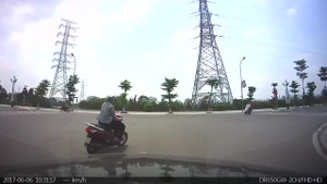 Nữ 'ninja' xi nhan trái nhưng rẽ phải khiến tài xế ô tô hú vía