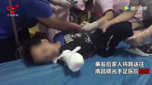 Xót xa bé 4 tuổi đùa nghịch, bị thang cuốn kẹp đứt tay