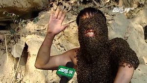 Rùng mình 'dị nhân' để hàng nghìn con ong bâu kín mặt vẫn nói chuyện như thường