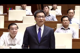 Cận cảnh bùn đỏ từ công trình ở Sơn Trà chảy thành rãnh, trôi xuống biển