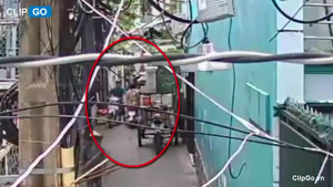 Cướp liều lĩnh giật dây chuyền trong ngõ hẹp trong chớp mắt