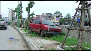 Ô tô biển xanh bị bỏ hoang ven đường như sắt vụn giữa Thủ đô