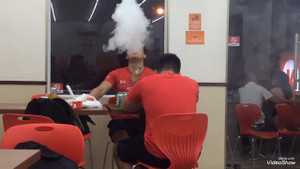 Hút thuốc phì phèo nơi công cộng, bị nhắc nhở vẫn lên mặt thách thức