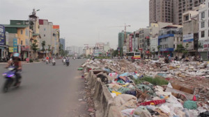 Vì sao rác thải vẫn chất núi giữa đường 'cong mềm mại' ở Thủ đô?