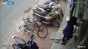 'Cạn lời' với người phụ nữ tráo dép lấy giày trước cửa hàng ở Hà Nội