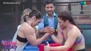 Thi vật tay, cô gái bị gãy xương 'răng rắc' ngay trên sóng truyền hình trực tiếp