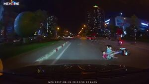 Xe máy đầu trần kẹp 3 nghênh ngang giữa phố, bị ô tô dạy bài học nhớ đời