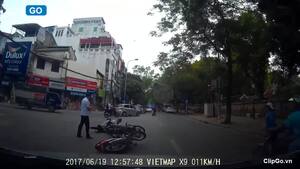 Người đàn ông xi nhan phải rẽ trái, gây họa cho người khác