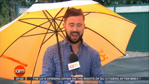 Đứng ngoài trời đưa tin, MC thời tiết bị gió thổi bay trên sóng trực tiếp