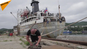 'Siêu nhân' Nga kéo thuyền nặng 4.200 tấn, người xem tròn mắt ngạc nhiên