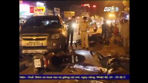 Video: Tài xế mặc sắc phục công an tông hàng loạt xe máy trong đêm ở Sài Gòn