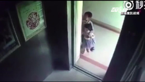 Bé gái 2 tuổi chết thương tâm vì trò đùa tai hại trong thang máy