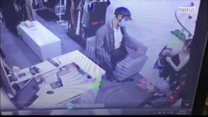 Cướp cầm dao xông vào shop quần áo, 3 mẹ con quỳ lạy xin tha mạng