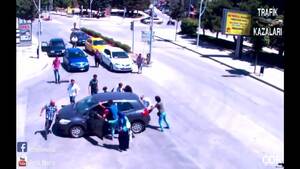 Nhiệt tình giúp đỡ người gặp tai nạn giao thông và cái kết 'khó đỡ'