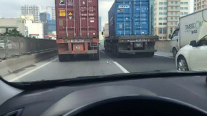2 container dàn hàng, đi chậm 'như rùa bò' trên đường vành đai khiến dân mạng phẫn nộ