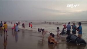 Bão số 2 sắp đổ bộ, du khách vẫn vô tư tắm biển Sầm Sơn